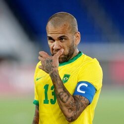 Dani Alves jugando con la Selección de Brasil en los Juegos Olímpicos Tokyo 2020