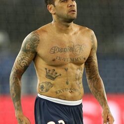 Dani Alves sin camiseta