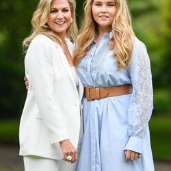 Máxima de Holanda y Amalia de Holanda en un posado en Huis Ten Bosch