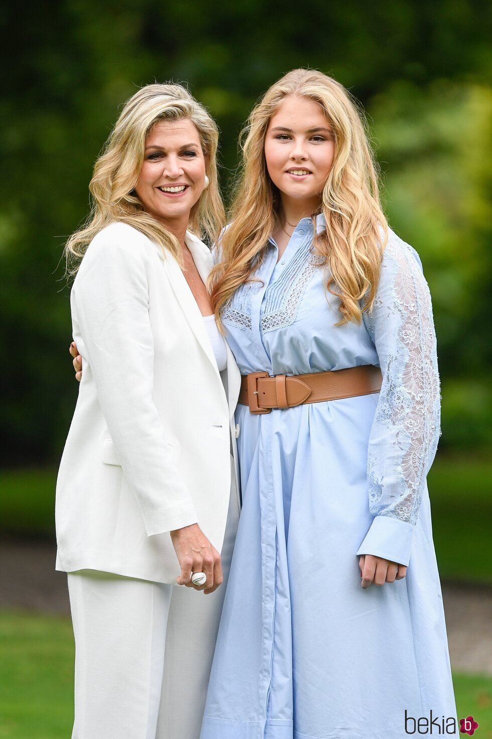 Máxima de Holanda y Amalia de Holanda en un posado en Huis Ten Bosch