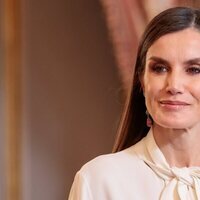 La Reina Letizia espera en la recepción del Palacio Real al Cuerpo Diplomático