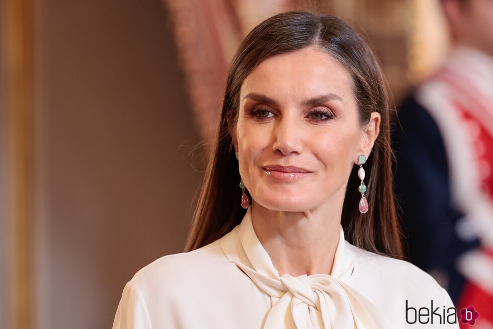 La Reina Letizia espera en la recepción del Palacio Real al Cuerpo Diplomático