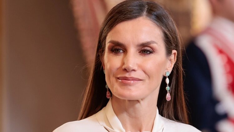 La Reina Letizia espera en la recepción del Palacio Real al Cuerpo Diplomático