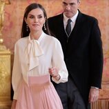 La Reina Letizia y Pedro Sánchez llegan a la recepción del Palacio Real para recibir al Cuerpo Diplomático