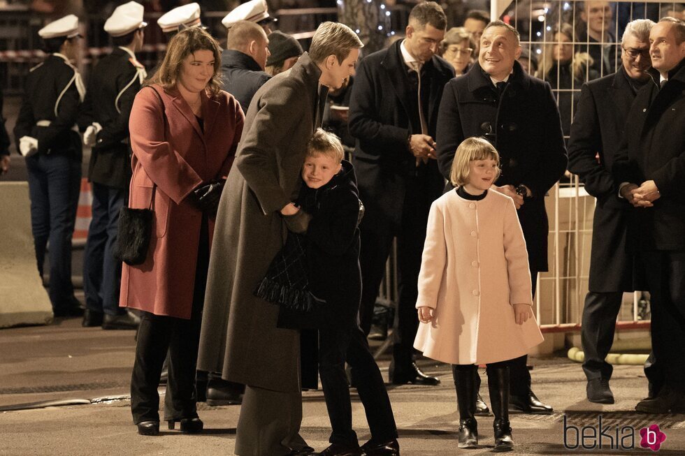 Jacques de Mónaco abraza a Charlene de Mónaco en presencia de Gabriella de Mónaco en Santa Devota 2023