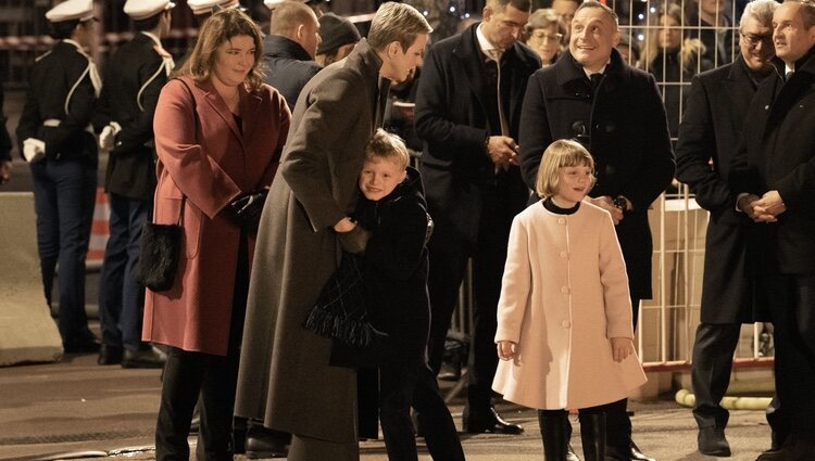 Jacques de Mónaco abraza a Charlene de Mónaco en presencia de Gabriella de Mónaco en Santa Devota 2023