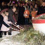 Charlene de Mónaco y sus hijos Jacques y Gabriella de Mónaco en la quema de la barca en Santa Devota 2023