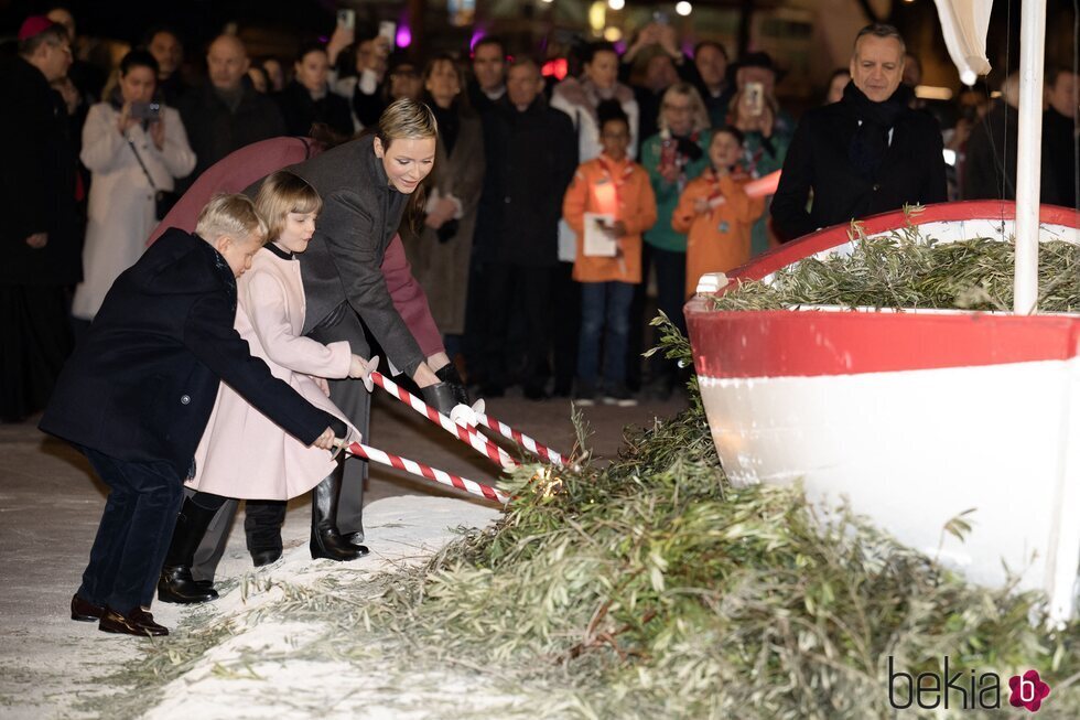 Charlene de Mónaco y sus hijos Jacques y Gabriella de Mónaco en la quema de la barca en Santa Devota 2023