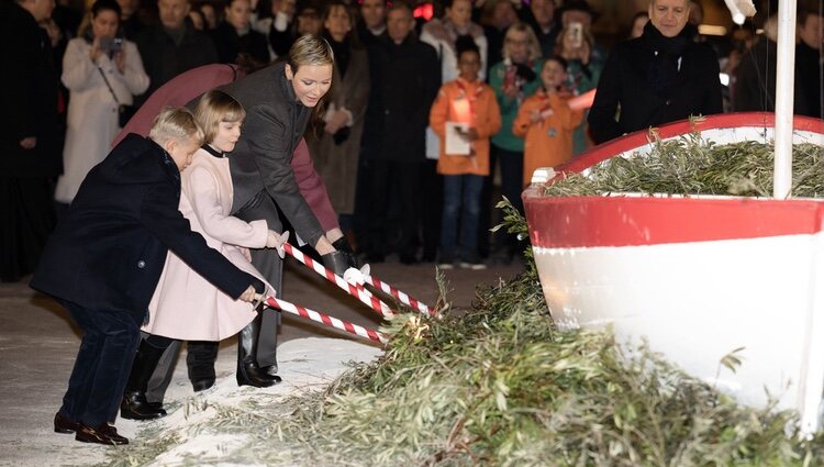 Charlene de Mónaco y sus hijos Jacques y Gabriella de Mónaco en la quema de la barca en Santa Devota 2023