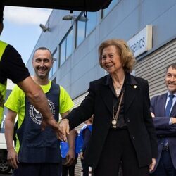 La Reina Sofía saluda a un voluntario del Banco de Alimentos de Tenerife