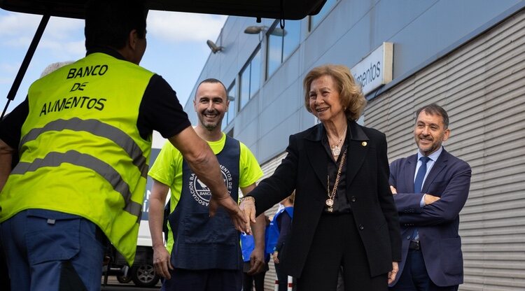 La Reina Sofía saluda a un voluntario del Banco de Alimentos de Tenerife