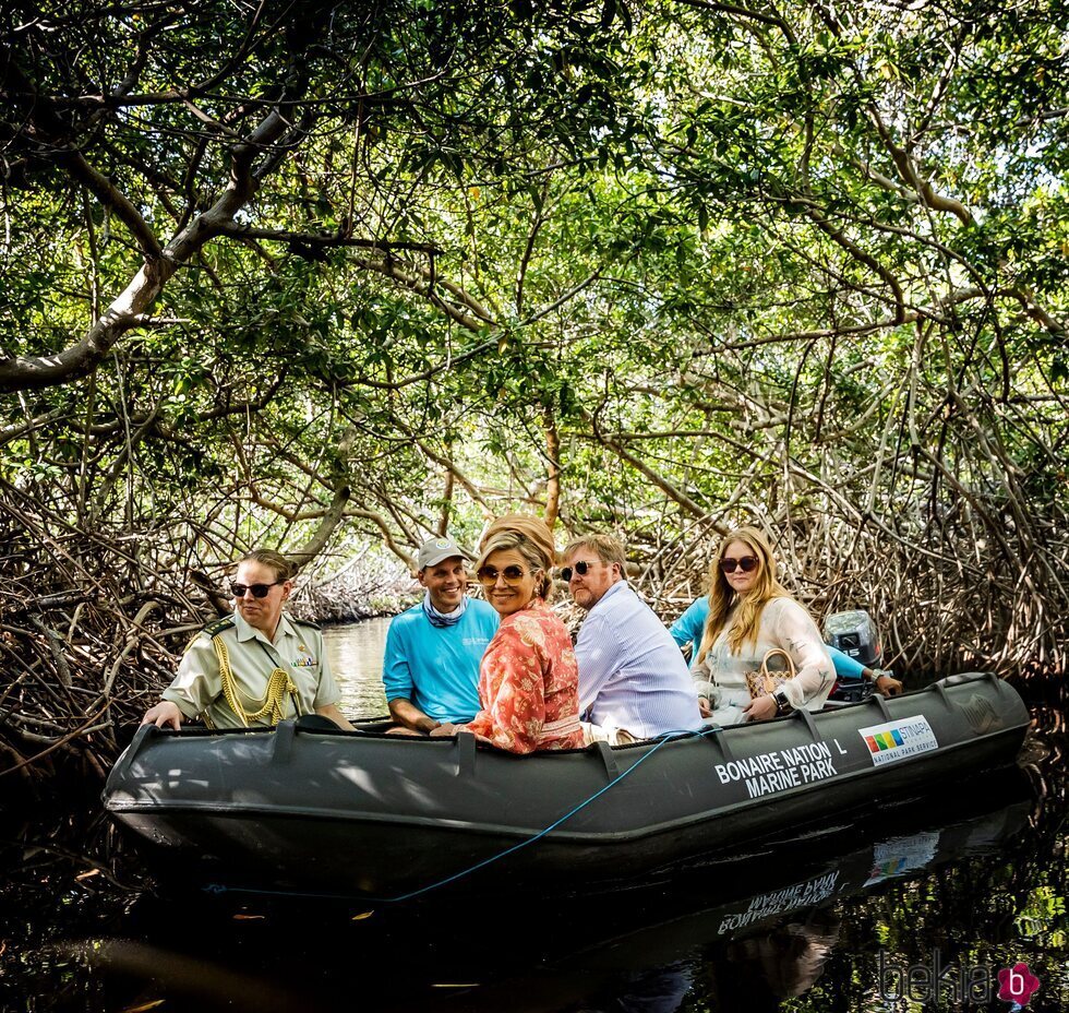 Guillermo, Máxima y Amalia de Holanda en el Parque Cultural Mangazina di Rei