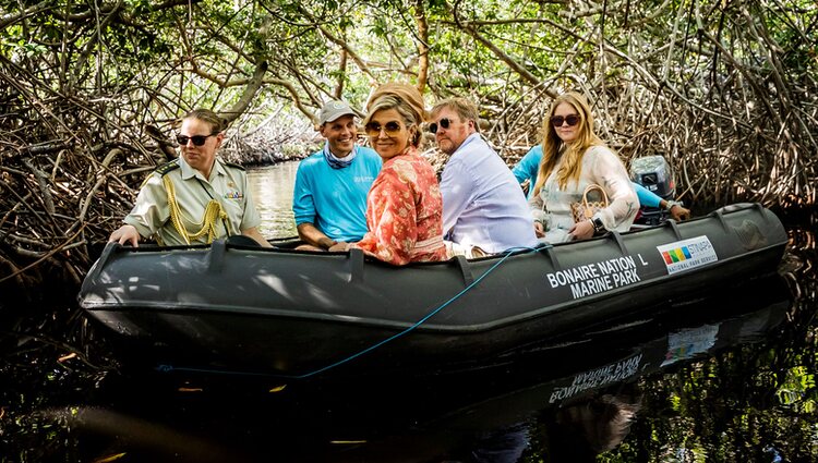 Guillermo, Máxima y Amalia de Holanda en el Parque Cultural Mangazina di Rei