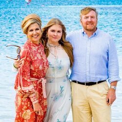 Guillermo, Máxima y Amalia de Holanda en la playa de Bonaire en el Caribe