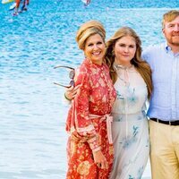 Guillermo, Máxima y Amalia de Holanda en la playa de Bonaire en el Caribe