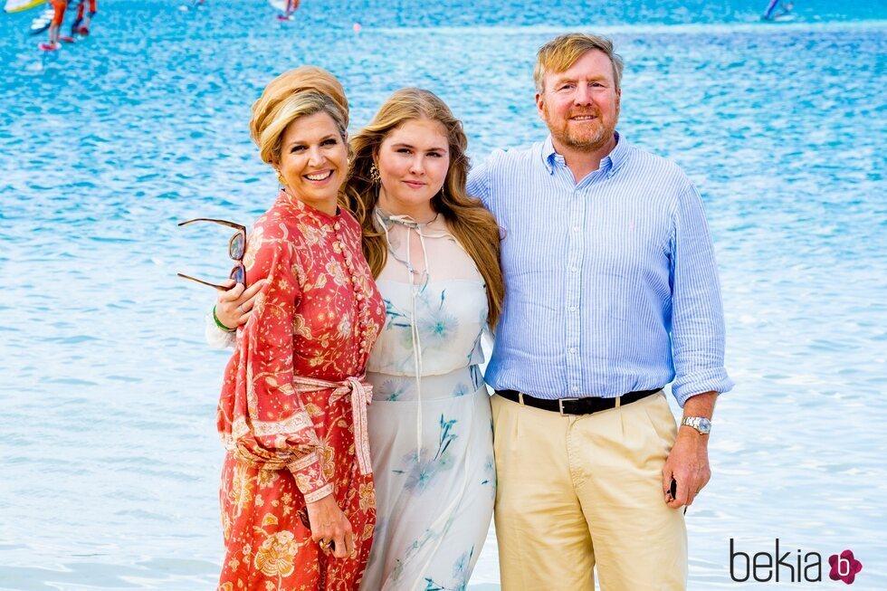 Guillermo, Máxima y Amalia de Holanda en la playa de Bonaire en el Caribe