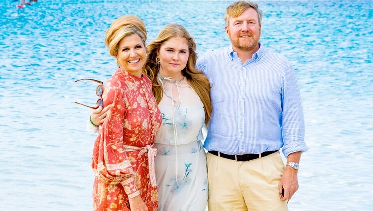 Guillermo, Máxima y Amalia de Holanda en la playa de Bonaire en el Caribe