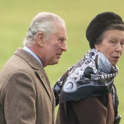 El Rey Carlos y la Princesa Ana en misa en St Mary Magdalene Church en Sandringham