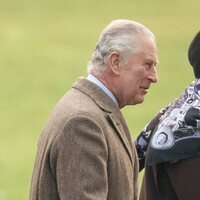 El Rey Carlos y la Princesa Ana en misa en St Mary Magdalene Church en Sandringham