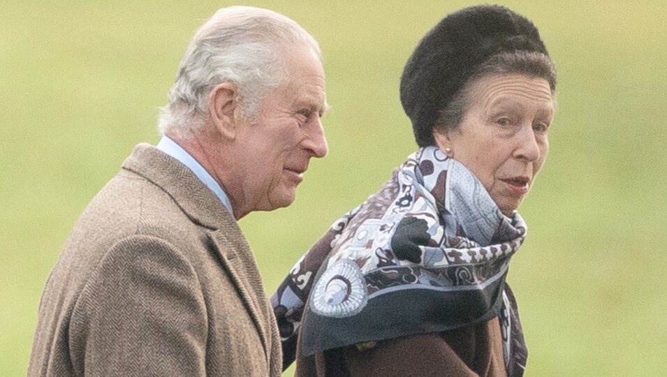 El Rey Carlos y la Princesa Ana en misa en St Mary Magdalene Church en Sandringham