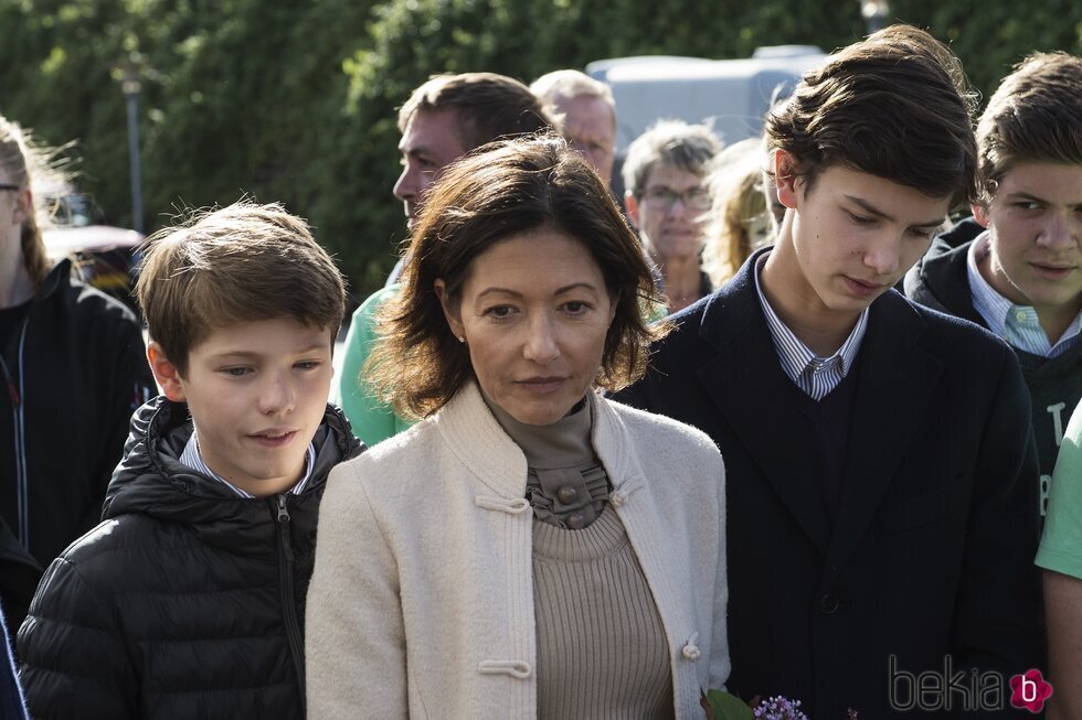 Alexandra Manley y sus hijos Nikolai y Felix de Dinamarca en una visita a Jutland