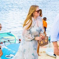 Amalia de Holanda en la playa en su primera visita oficial a Bonaire