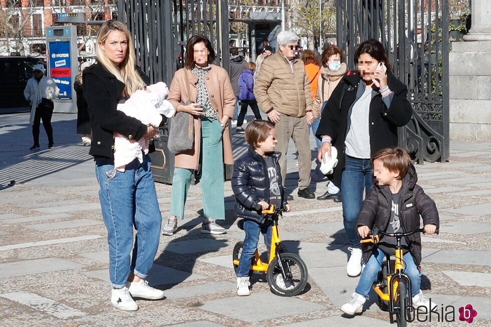 Alice Campello, dando un paseo con sus hijos por el Parque de El Retiro