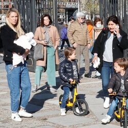 Alice Campello, dando un paseo con sus hijos por el Parque de El Retiro