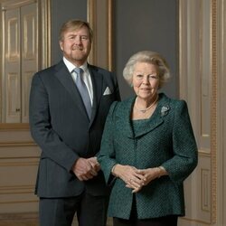 Guillermo Alejandro de Holanda y Beatriz de Holanda en el 85 cumpleaños de Beatriz de Holanda