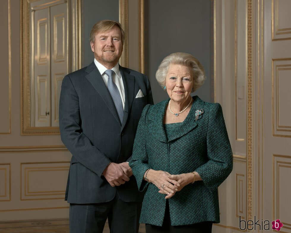 Guillermo Alejandro de Holanda y Beatriz de Holanda en el 85 cumpleaños de Beatriz de Holanda