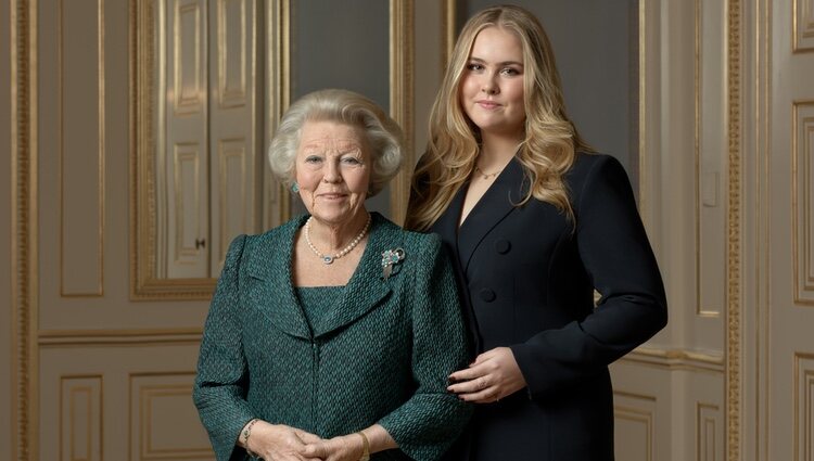 Beatriz de Holanda y Amalia de Holanda en el 85 cumpleanos de Beatriz de Holanda