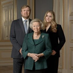 Guillermo Alejandro de Holanda, Amalia de Holanda y Beatriz de Holanda en el 85 cumpleaños de Beatriz de Holanda