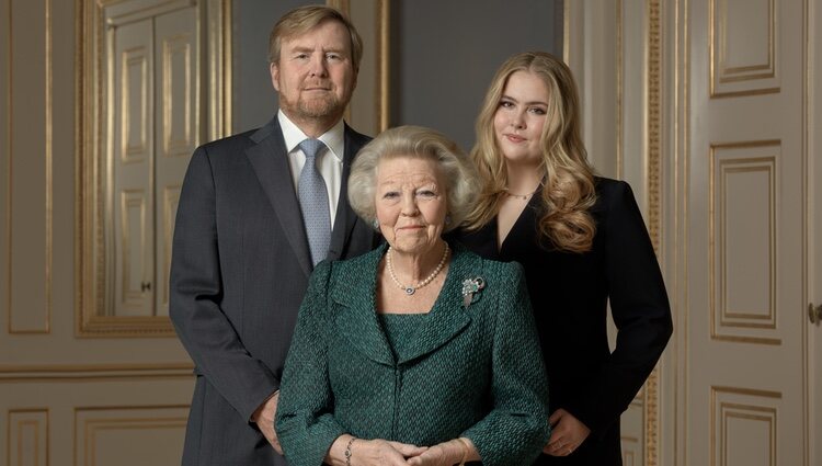 Guillermo Alejandro de Holanda, Amalia de Holanda y Beatriz de Holanda en el 85 cumpleaños de Beatriz de Holanda