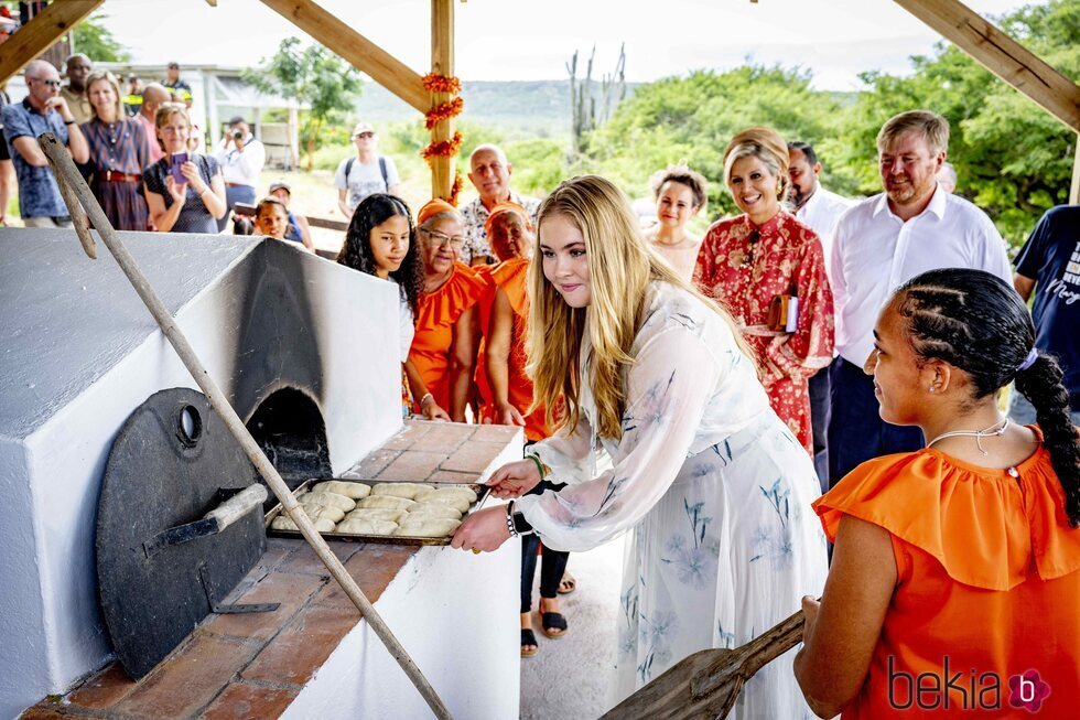 Amalia de Holanda horneando en su primera visita oficial a Bonaire