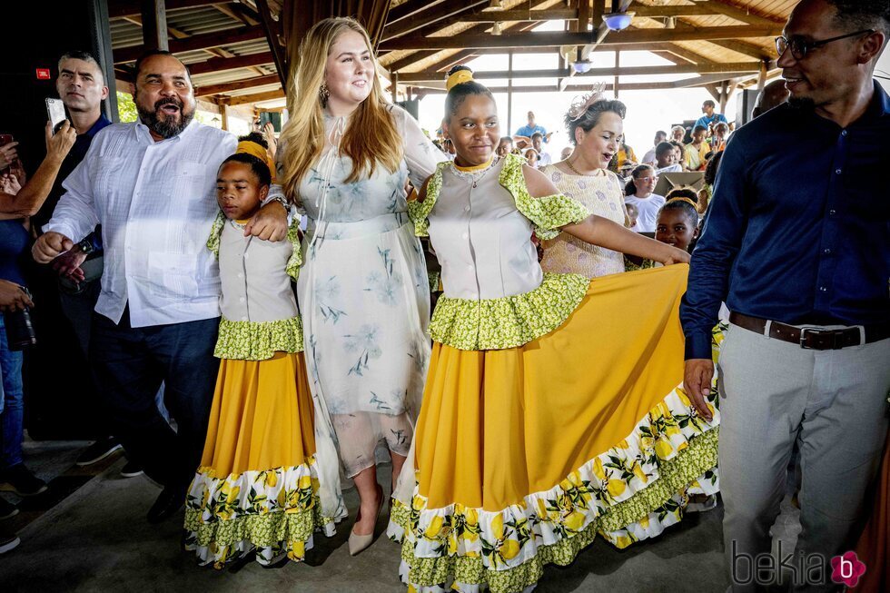 Amalia de Holanda bailando en su primera visita oficial a Bonaire