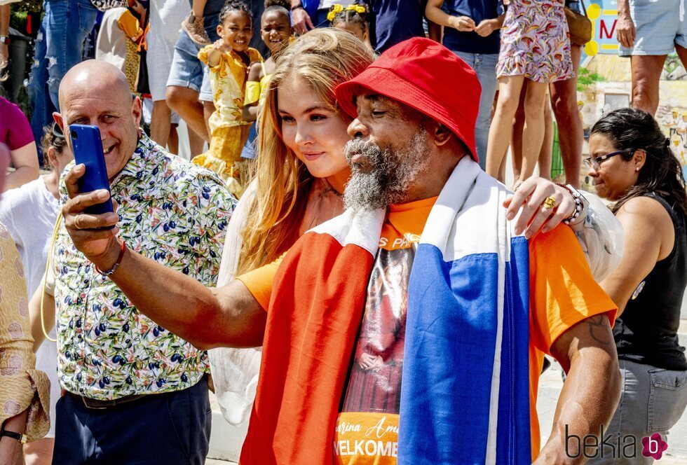 Amalia de Holanda haciéndose un selfie con un ciudadano en su primera visita oficial a Bonaire