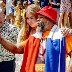 Amalia de Holanda haciéndose un selfie con un ciudadano en su primera visita oficial a Bonaire