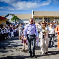 Guillermo Alejandro y Máxima de Holanda y su hija Amalia de Holanda en una ceremonia de bienvenida en Aruba