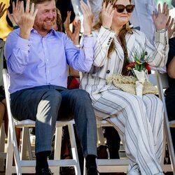 Guillermo Alejandro de Holanda y Amalia de Holanda se divierten en una ceremonia de bienvenida en Aruba