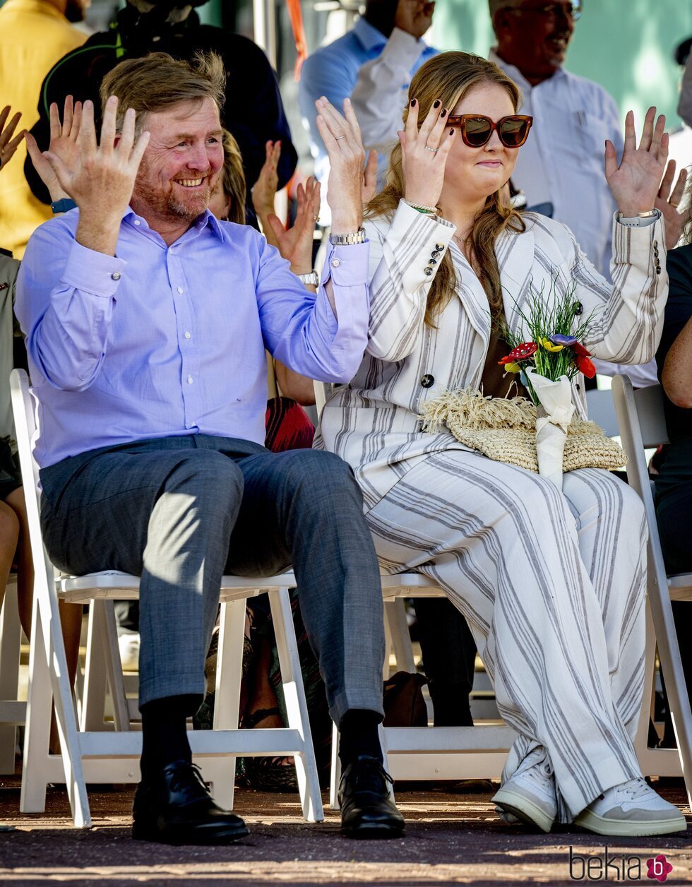 Guillermo Alejandro de Holanda y Amalia de Holanda se divierten en una ceremonia de bienvenida en Aruba