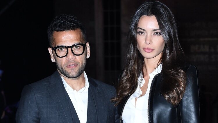 Dani Alves y Joana Sanz en el desfile de Dsquared2 en Milán