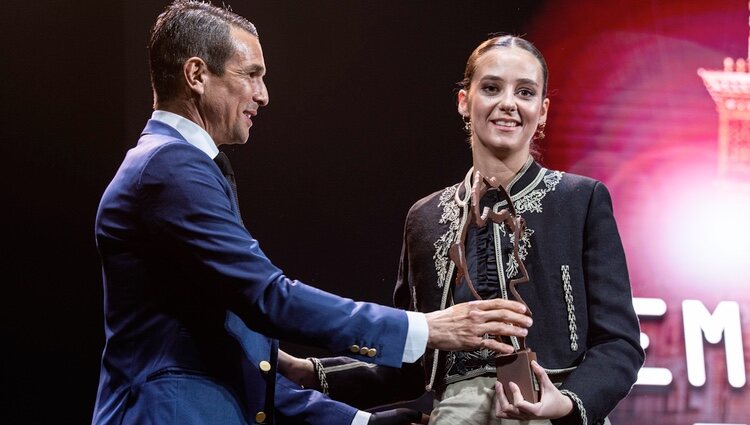 Victoria Federica con su premio Juventud y Tauromaquia junto a José María Manzanares en la presentación del cartel de San Isidro 2023