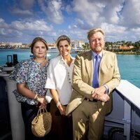 El Rey Guillermo Alejandro de Holanda, su mujer, la Reina Máxima, y su hija, la Princesa Amalia, en su visita por el Caribe holandés