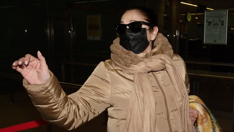 Isabel Pantoja en el aeropuerto antes de empezar su gira por América