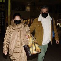 Isabel Pantoja con su hermano Agustín en el aeropuerto antes de su gira por América