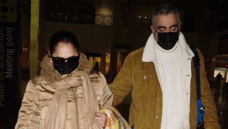 Isabel Pantoja con su hermano Agustín en el aeropuerto antes de su gira por América