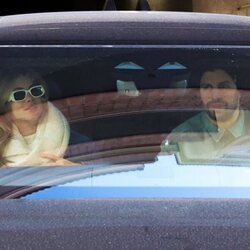 Gerard Piqué y Clara Chía saliendo de su garaje en coche