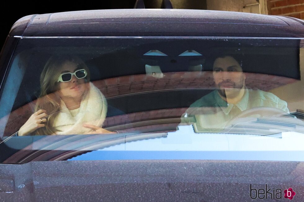 Gerard Piqué y Clara Chía saliendo de su garaje en coche