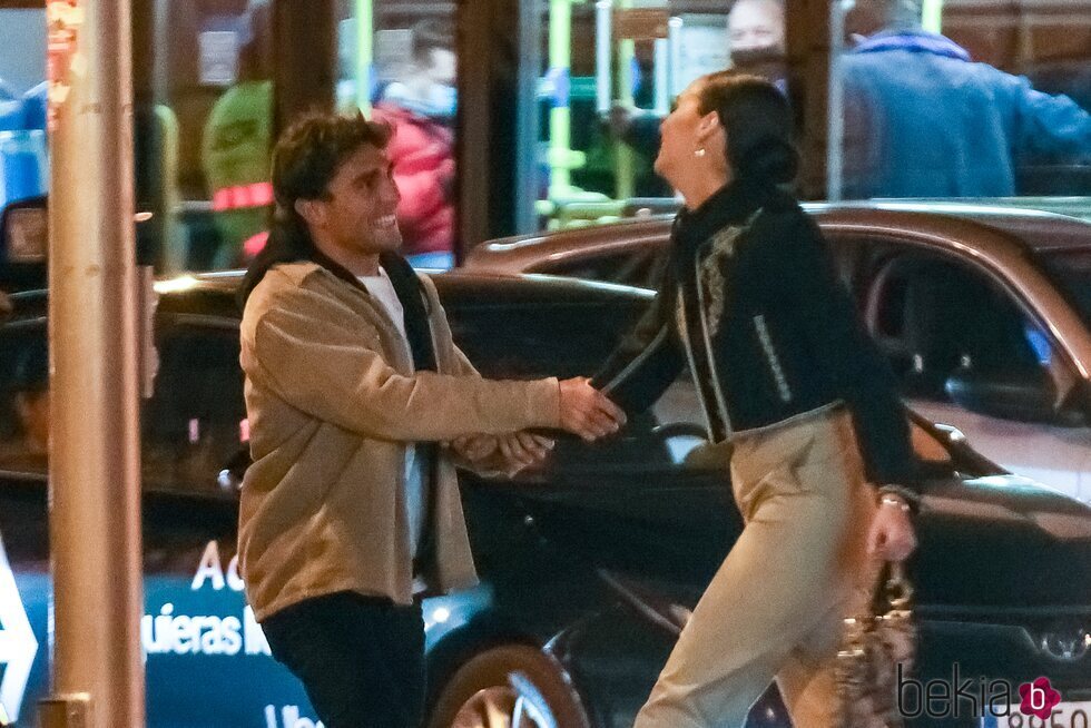 Victoria Federica, jugando con su amigo Albert Arenas tras su salida de los Premios San Isidro celebrados en Madrid