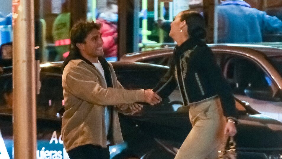 Victoria Federica, jugando con su amigo Albert Arenas tras su salida de los Premios San Isidro celebrados en Madrid